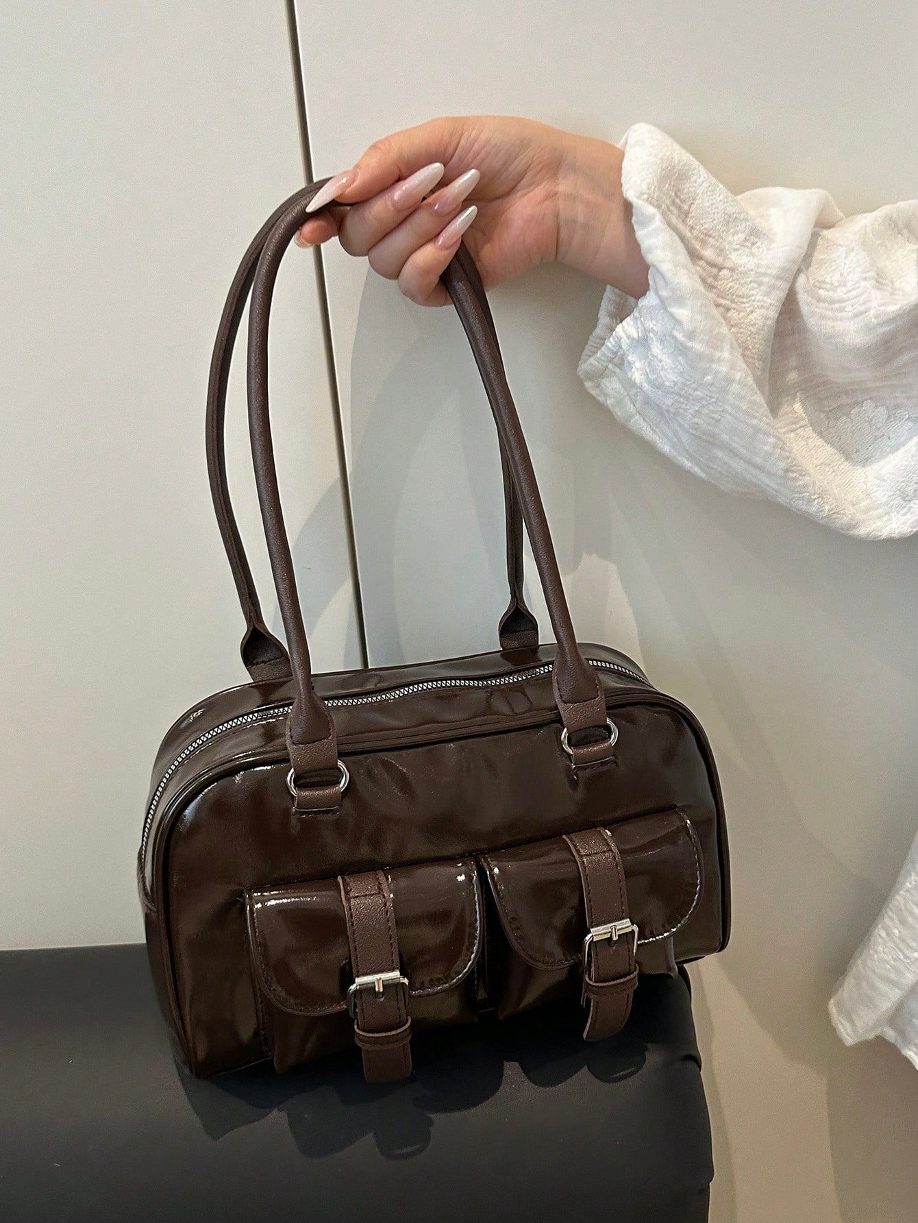 Shopping bag with zipper