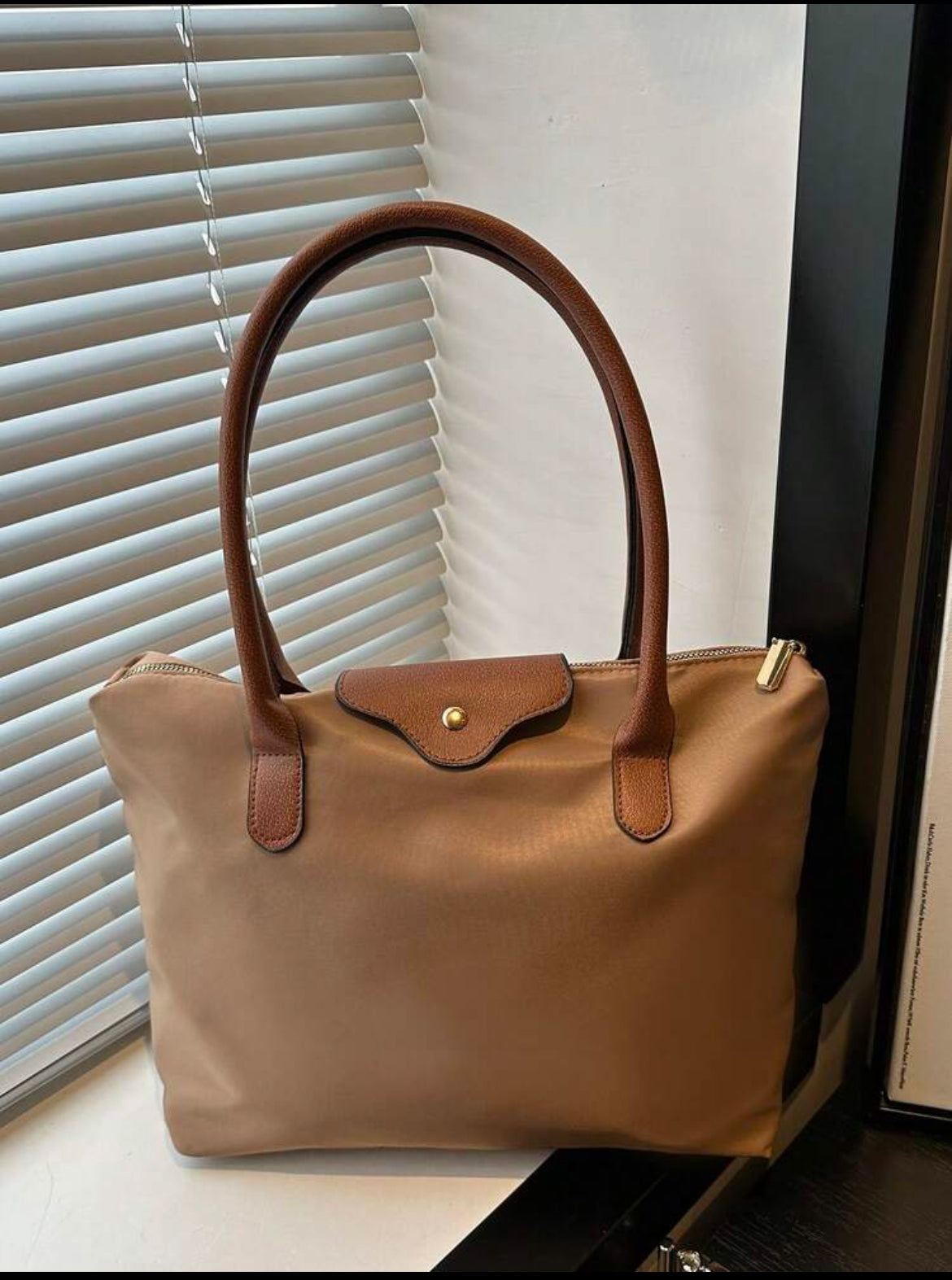 A Simple And Versatile Solid Color
Casual Tote Bag